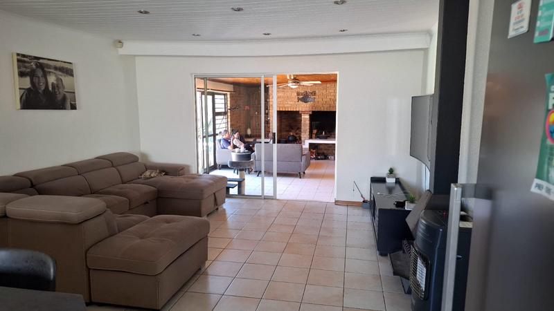 To Let 4 Bedroom Property for Rent in Blommendal Western Cape